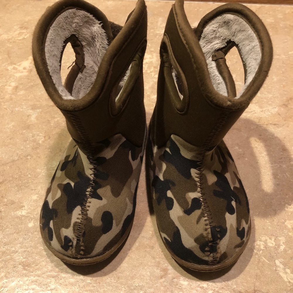Bogs insulated boots -- size 5, camo print